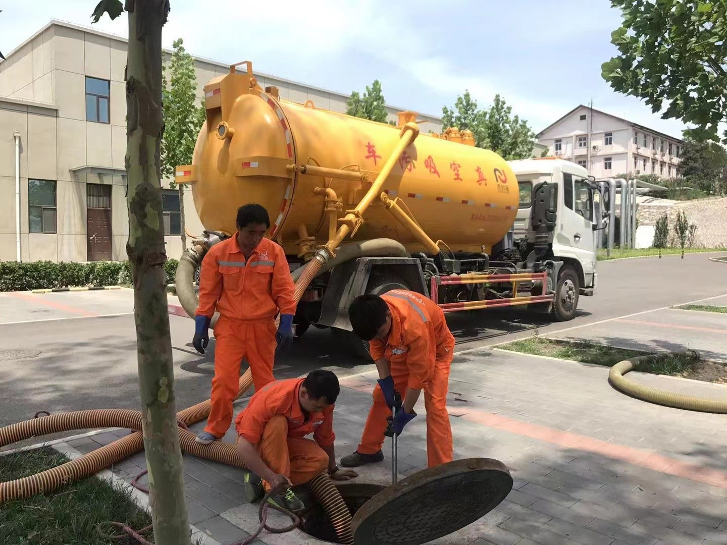 邢台管道疏通车停在窨井附近